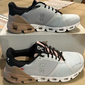 On Cloud women’s tennis shoes. Size 11.